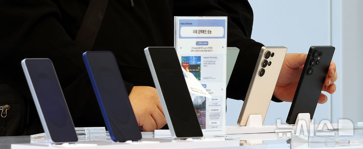 [서울=뉴시스] 박주성 기자 = 지난 4월 30일 서울 강남구 서초동 삼성 강남에서 고객들이 갤럭시 S25를 만져보고 있다. 2025.04.30. park7691@newsis.com