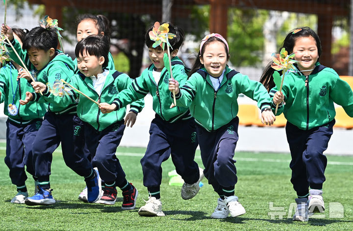 [수원=뉴시스] 김종택 기자 = 30일 경기 수원시 장안구 수원체육관에서 열린 '어린이 한마당'행사에 참가한 어린이들이 바람개비를 들고 즐거워하고 있다. 2025.04.30. jtk@newsis.com