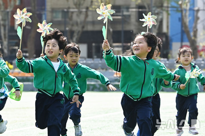 [수원=뉴시스] 김종택 기자 = 30일 경기 수원시 장안구 수원체육관에서 열린 '어린이 한마당'행사에 참가한 어린이들이 바람개비를 들고 즐거워하고 있다. 2025.04.30. jtk@newsis.com