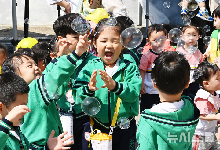 [수원=뉴시스] 김종택 기자 = 30일 경기 수원시 장안구 수원체육관에서 열린 '어린이 한마당'행사에 참가한 어린이들이 비눗방울 놀이를 하며 즐거워하고 있다. 2025.04.30. jtk@newsis.com