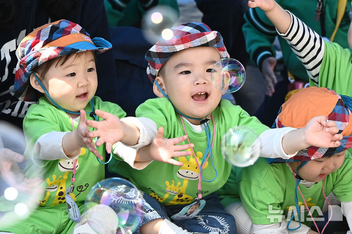 [수원=뉴시스] 김종택 기자 = 30일 경기 수원시 장안구 수원체육관에서 열린 '어린이 한마당'행사에 참가한 어린이들이 비눗방울 놀이를 하며 즐거워하고 있다. 2025.04.30. jtk@newsis.com