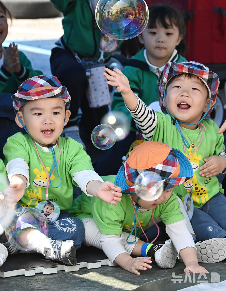[수원=뉴시스] 김종택 기자 = 30일 경기 수원시 장안구 수원체육관에서 열린 '어린이 한마당'행사에 참가한 어린이들이 비눗방울 놀이를 하며 즐거워하고 있다. 2025.04.30. jtk@newsis.com