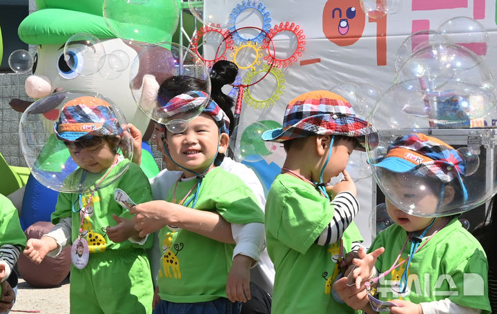 [수원=뉴시스] 김종택 기자 = 30일 경기 수원시 장안구 수원체육관에서 열린 '어린이 한마당'행사에 참가한 어린이들이 비눗방울 놀이를 하며 즐거워하고 있다. 2025.04.30. jtk@newsis.com