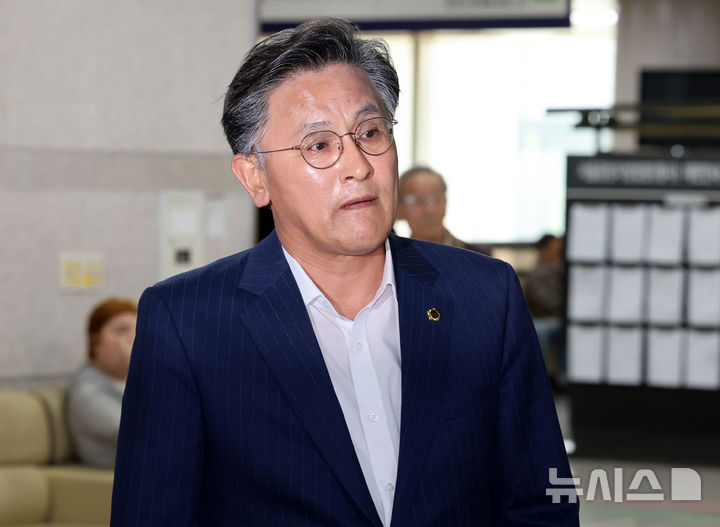 [서울=뉴시스] 이영환 기자 = 지역 개발사업을 명목으로 건축업자에게 금품을 받은 혐의로 구속영장이 청구된 박성만 경상북도의회 의장이 30일 오후 서울 서초구 서울중앙지방법원에서 열린 구속 전 피의자 심문(영장실짐심사)에 출석하고 있다. 2025.04.30. 20hwan@newsis.com