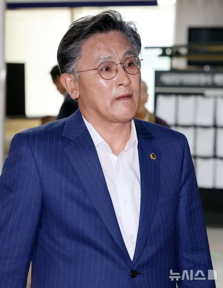 [서울=뉴시스] 이영환 기자 = 지역 개발사업을 명목으로 건축업자에게 금품을 받은 혐의로 구속영장이 청구된 박성만 경상북도의회 의장이 30일 오후 서울 서초구 서울중앙지방법원에서 열린 구속 전 피의자 심문(영장실짐심사)에 출석하고 있다. 2025.04.30. 20hwan@newsis.com