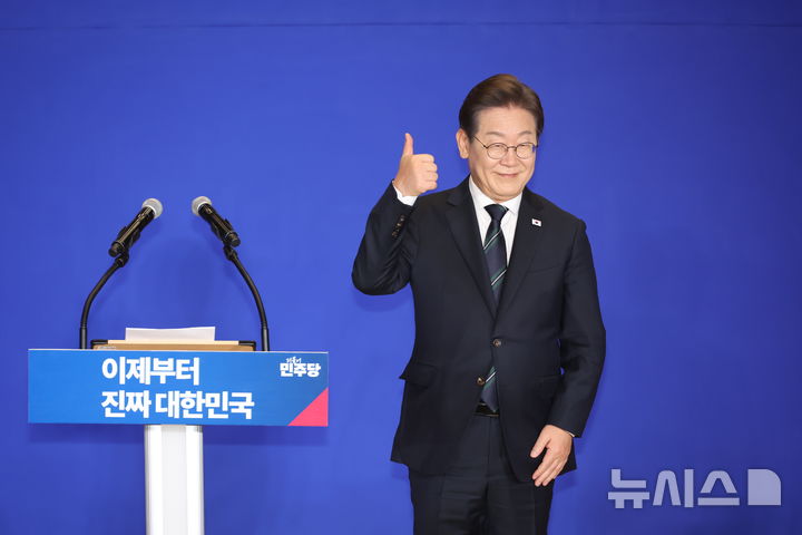 [서울=뉴시스] 고승민 기자 = 30일 서울 여의도 국회 의원회관에서 열린 더불어민주당 제21대 대통령선거 '진짜 대한민국' 중앙선거대책위원회 출범식에서 이재명 대선 후보가 인사하고 있다. 2025.04.30. kkssmm99@newsis.com