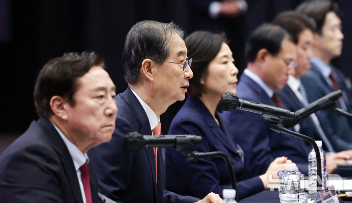 [서울=뉴시스] 고범준 기자 = 한덕수 대통령 권한대행 국무총리가 30일 서울 영등포구 중소기업중앙회에서 열린 중소기업 규제혁신 현장 소통 간담회에서 인사말을 하고 있다. (대통령실통신사진기자단) 2025.04.30. bjko@newsis.com