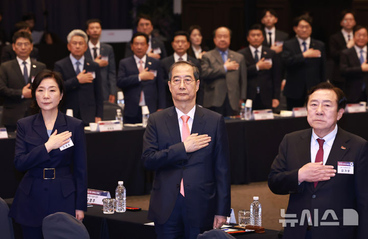 [서울=뉴시스] 고범준 기자 = 한덕수 대통령 권한대행 국무총리가 30일 서울 영등포구 중소기업중앙회에서 열린 중소기업 규제혁신 현장 소통 간담회에서 국기에 경례를 하고 있다. (대통령실통신사진기자단) 2025.04.30. bjko@newsis.com