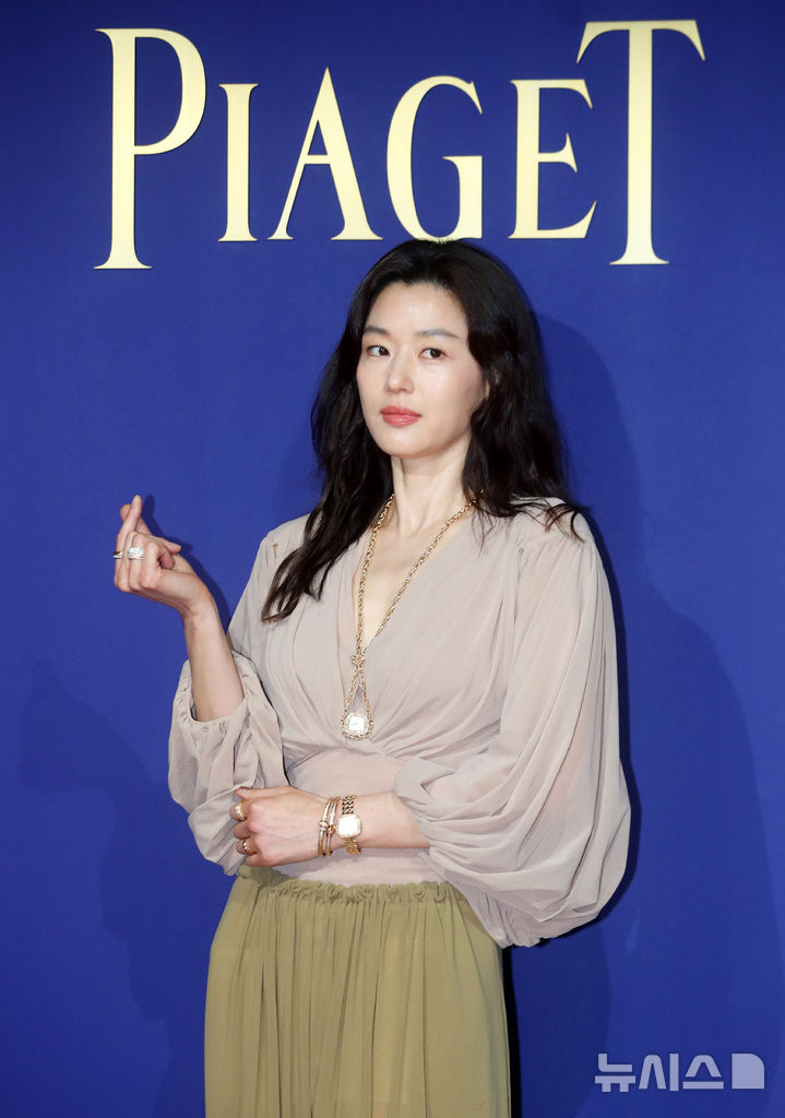 [서울=뉴시스] 김혜진 기자 = 배우 전지현이 30일 오후 서울 용산구 페즈에서 열린 주얼리 브랜드 피아제(PIAGET) 식스티 포토 행사에서 포즈를 취하고 있다. 2025.04.30. jini@newsis.com