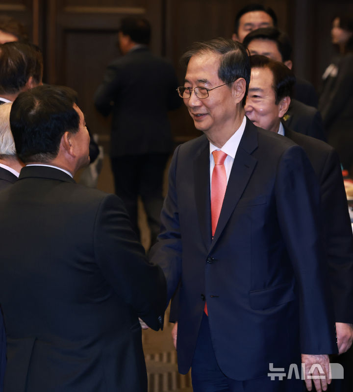 [서울=뉴시스] 고범준 기자 = 한덕수 대통령 권한대행 국무총리가 30일 서울 영등포구 중소기업중앙회에서 열린 중소기업 규제혁신 현장 소통 간담회에서 참석자들과 인사를 하고 있다. (대통령실통신사진기자단) 2025.04.30. bjko@newsis.com
