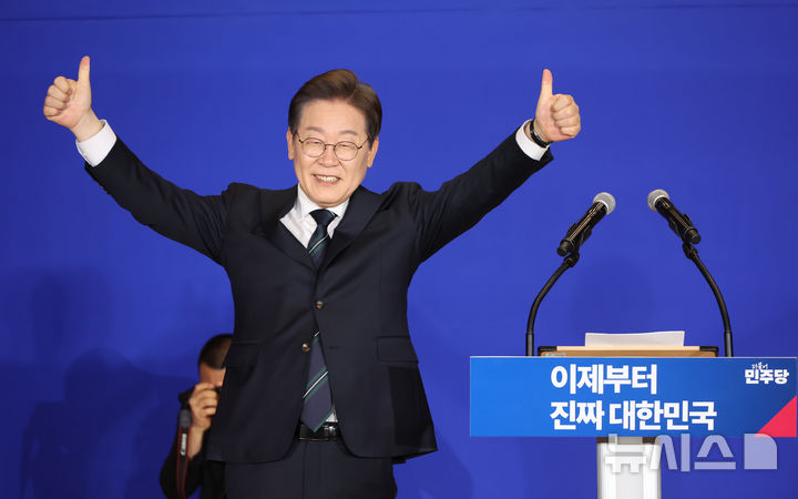 [서울=뉴시스] 고승민 기자 = 30일 서울 여의도 국회 의원회관에서 열린 더불어민주당 제21대 대통령선거 '진짜 대한민국' 중앙선거대책위원회 출범식에서 이재명 대선 후보가 발언을 마친 뒤 두 팔을 들어 보이고 있다. 2025.04.30. kkssmm99@newsis.com