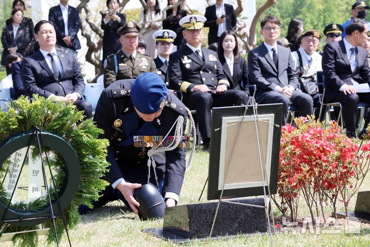 [부산=뉴시스] 하경민 기자 = 네덜란드 한국전 참전용사 고(故) 요하네스 호르스트만(Johannes Horstman)씨의 안장식이 열린 30일 오후 부산 남구 유엔기념공원 참전용사묘역에서 페이터 베셀스 네덜란드 한국전 참전용사협회 재무이사가 고인의 유해를 안장하고 있다.&nbsp; 이날 고인의 안장으로 유엔기념공원에는 총 14개국 2332명의 유엔군 한국전 참전용사가 잠들게 됐다. 2025.04.30. yulnetphoto@newsis.com