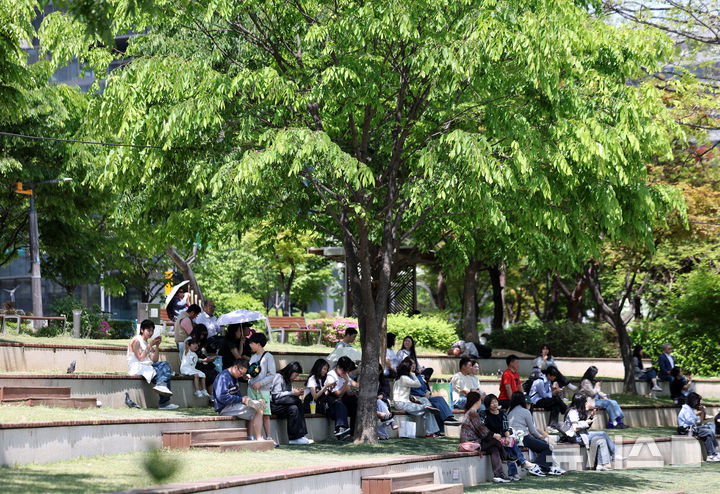 [서울=뉴시스] 김진아 기자 = 서울 낮기온이 26도로 초여름 더위를 보인 30일 서울 송파구 석촌호수에서 시민들이 그늘에서 더위를 피하고 있다. 2025.04.30. bluesoda@newsis.com