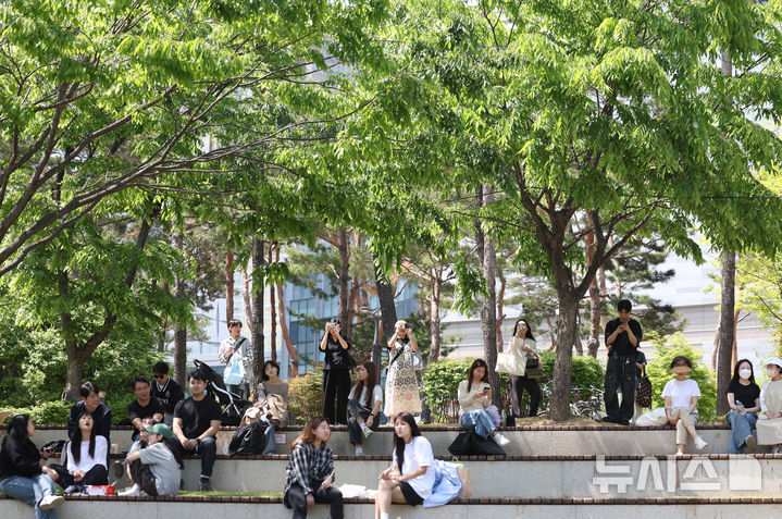 [서울=뉴시스] 김진아 기자 = 서울 낮기온이 26도로 초여름 더위를 보인 30일 서울 송파구 석촌호수에서 시민들이 그늘에서 더위를 피하고 있다. 2025.04.30. bluesoda@newsis.com