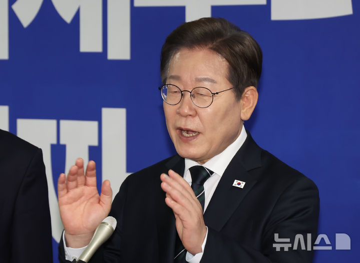 [서울=뉴시스] 고승민 기자 = 30일 서울 여의도 국회 의원회관에서 열린 더불어민주당 제21대 대통령선거 '진짜 대한민국' 중앙선거대책위원회 출범식에서 종료 후 이재명 대선 후보가 백브리핑을 하고 있다. 2025.04.30. kkssmm99@newsis.com