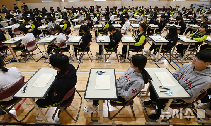 [화성=뉴시스] 김종택 기자 = 30일 경기 화성시 동탄국제고등학교에서 1학년 학생들이 1차 지필평가를 시험 감독이 없는 '무감독 양심 시험'으로 치르고 있다. 사진은 본 기사와 관계없음. 2025.04.30. jtk@newsis.com