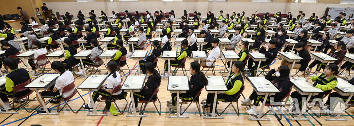 [화성=뉴시스] 김종택 기자 = 30일 경기 화성시 동탄국제고등학교에서 1학년 학생들이 1차 지필평가를 시험 감독이 없는 '무감독 양심 시험'으로 치르고 있다. 동탄국제고는 개교 이래 매년 학기별 1, 2차 중간고사를 학생들의 양심에 따라 무감독 시험으로 진행하고 있다. 2025.04.30. jtk@newsis.com