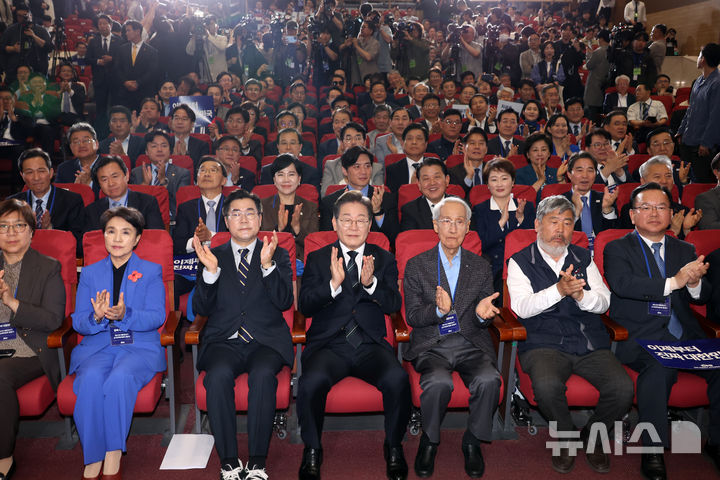 [서울=뉴시스] 조성우 기자 = 이재명(왼쪽 네 번째) 더불어민주당 대선후보와 박찬대, 윤여준 상임총괄선거대책위원장을 비롯한 선대위원장들이 30일 오후 서울 여의도 국회 의원회관에서 열린 더불어민주당 제21대 대통령선거 '진짜 대한민국' 중앙선거대책위원회 출범식에서 박수치고 있다. 앞줄 왼쪽부터 정은경, 강금실 총괄선거대책위원장, 박찬대(당대표 직무대행 겸 원내대표) 상임총괄선거대책위원장, 이재명 대선 후보, 윤여준 상임총괄선거대책위원장, 김동명, 김부겸, 총괄선거대책위원장. 2025.04.30. xconfind@newsis.com