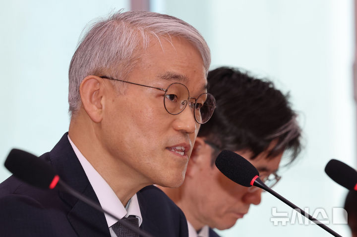 [서울=뉴시스] 권창회 기자 = 이재명 더불어민주당 대선 후보의 판결과 관련해 천대엽 법원행정처장이 대법원장의 사퇴를 요구하는 것은 사법부 독립을 침해할 소지가 있다고 밝혔다. 사진은 천 처장이 지난달 30일 서울 여의도 국회에서 열린 법제사법위원회 전체회의에서 의원질의에 답하고 있는 모습. 2025.04.30. kch0523@newsis.com