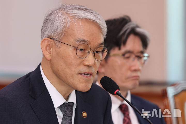[서울=뉴시스] 권창회 기자 = 천대엽 법원행정처장이 30일 서울 여의도 국회에서 열린 법제사법위원회 전체회의에서 의원질의에 답하고 있다. 2025.04.30. kch0523@newsis.com
