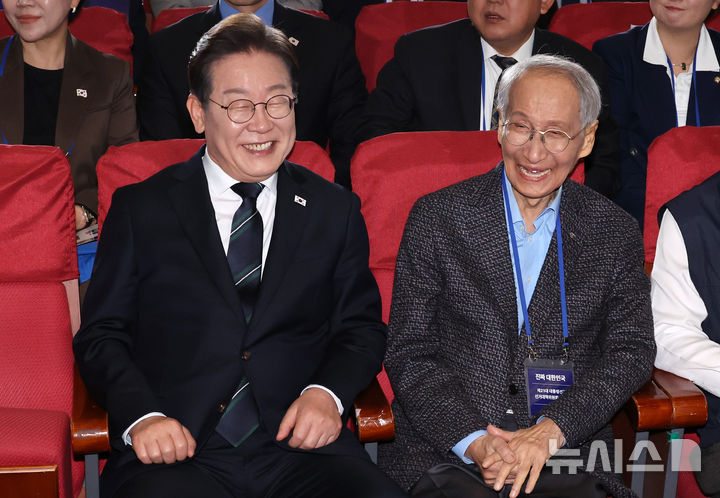 [서울=뉴시스] 조성우 기자 = 이재명(왼쪽) 더불어민주당 대선후보가 30일 오후 서울 여의도 국회 의원회관에서 열린 더불어민주당 제21대 대통령선거 '진짜 대한민국' 중앙선거대책위원회 출범식에서 윤여준 상임총괄선거대책위원장과 대화하고 있다. 2025.04.30. xconfind@newsis.com