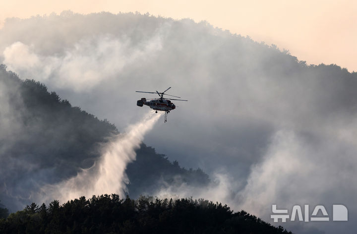 [대구=뉴시스] 이무열 기자 = 대구 북구 함지산 산불이 재발화한 30일 오후 대구 북구 산불 현장에서 헬기가 진화작업을 하고 있다. 2025.04.30. lmy@newsis.com
