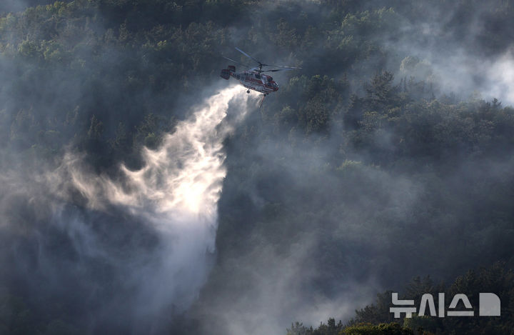 [대구=뉴시스] 이무열 기자 = 대구 북구 함지산 산불이 재발화한 30일 오후 대구 북구 산불 현장에서 헬기가 진화작업을 하고 있다. 2025.04.30. lmy@newsis.com