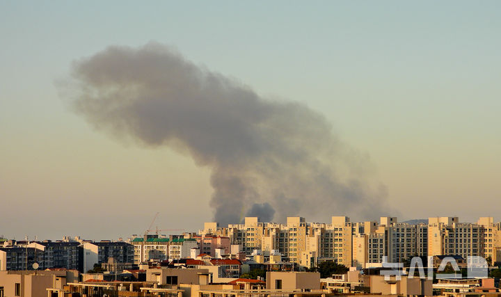[제주=뉴시스] 우장호 기자 = 30일 오후 제주시 화북공업단지 내 전기자재 창고에서 불이나 시커먼 연기가 피어오르고 있다. 2025.04.30. woo1223@newsis.com