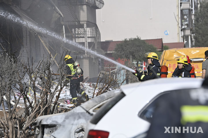 [타이위안=신화/뉴시스] 중국 산시성 타이위안시의 한 아파트 단지에서 지난 30일 대규모 폭발이 일어나 현재까지 1명이 숨지고 2명이 실종됐으며 부상자도 21명에 달한다. 폭발사고 현장에서 소방대원이 진화작업을 진행하는 모습. 2025.05.01