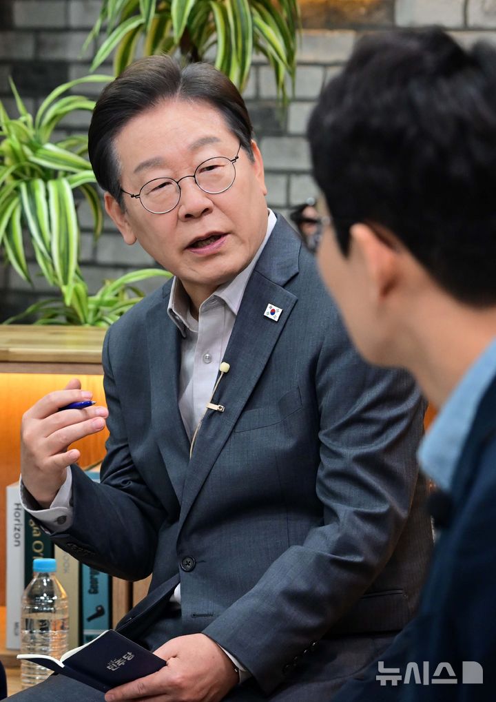 [서울=뉴시스] 국회사진기자단 = 이재명 더불어민주당 제21대 대통령 선거 후보가 30일 오후 서울 구로구 한 스튜디오에서 열린 슬기로운 퇴근생활 직장인 간담회에 참석해 직장인들의 고충을 듣고 답변하고 있다. 2025.04.30. photo@newsis.com