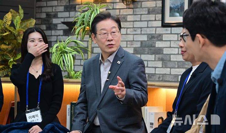 [서울=뉴시스] 국회사진기자단 = 이재명 더불어민주당 제21대 대통령 선거 후보가 30일 오후 서울 구로구 한 스튜디오에서 열린 슬기로운 퇴근생활 직장인 간담회에 참석해 직장인들의 고충을 듣고 답변하고 있다. 2025.04.30. photo@newsis.com