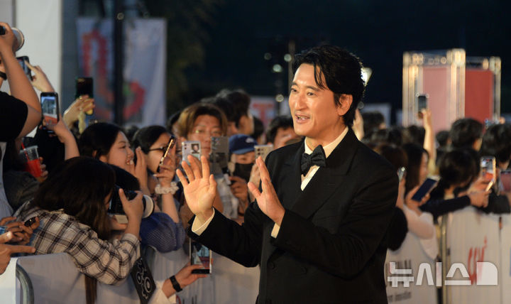 [전주=뉴시스] 김얼 기자 = 배우 신현준이 30일 전북 전주시 한국소리문화의전당에서 열린 '제26회 전주국제영화제 개막식'에 참석해 레드카펫을 밟으며 장내로 들어서고 있다. 2025.04.30. pmkeul@newsis.com