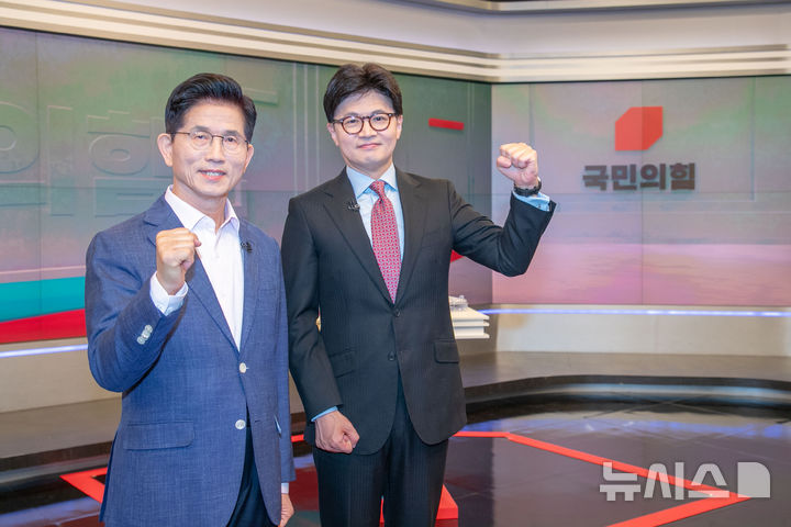 [서울=뉴시스] 국회사진기자단 = 김문수(왼쪽), 한동훈 제21대 대통령 선거 국민의힘 경선 후보가 30일 오후 서울 중구 TV조선 스튜디오에서 열린 TV토론에 앞서 기념촬영을 하고 있다. 2025.04.30. photo@newsis.com
