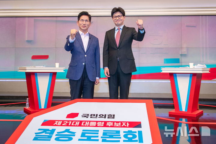 [서울=뉴시스] 국회사진기자단 = 김문수(왼쪽), 한동훈 제21대 대통령 선거 국민의힘 경선 후보가 30일 오후 서울 중구 TV조선 스튜디오에서 열린 TV토론에 앞서 기념촬영을 하고 있다. 2025.04.30. photo@newsis.com