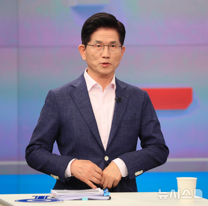 [서울=뉴시스] 국회사진기자단 = 김문수 제21대 대통령 선거 국민의힘 경선 후보가 30일 오후 서울 중구 TV조선 스튜디오에서 열린 TV토론에 앞서 준비를 하고 있다. 2025.04.30. photo@newsis.com