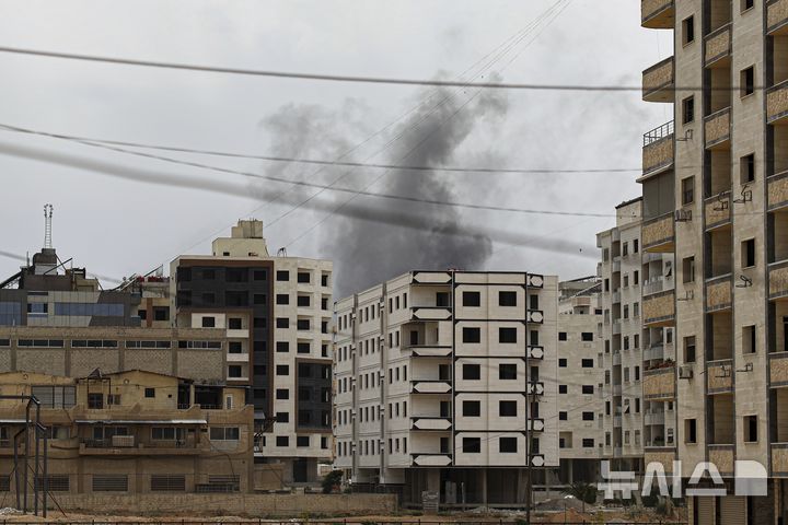 [다마스쿠스=AP/뉴시스] 지난달 30일(현지 시간) 시리아 수도 다마스쿠스 남부 사나야 마을에서 시리아 보안군 작전 중 건물 뒤에서 연기가 피어오르고 있다. 2025.05.02.