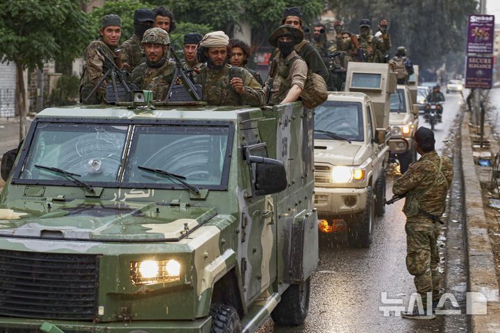 [다마스쿠스=AP/뉴시스] 지난달 30일(현지 시간) 시리아 다마스쿠스 남부 외곽 사나야 마을에서 시리아 보안군이 작전 중이다. 2025.05.02.