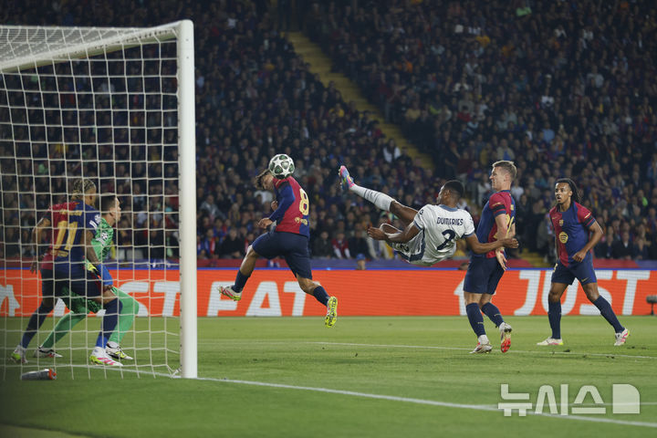 [바르셀로나=AP/뉴시스] 이탈리아 프로축구 세리에A 인터 밀란의 덴젤 둠프리스. 2025.04.30.