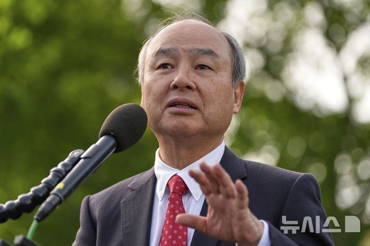 [워싱턴=AP/뉴시스]손정의(일본명 손 마사요시) 일본 소프트뱅크그룹(SBG) 회장 겸 사장이 지난 4월 30일(현지 시간) 미국 워싱턴 백악관 웨스트윙 밖에서 연설하고 있다. 2025.06.27.