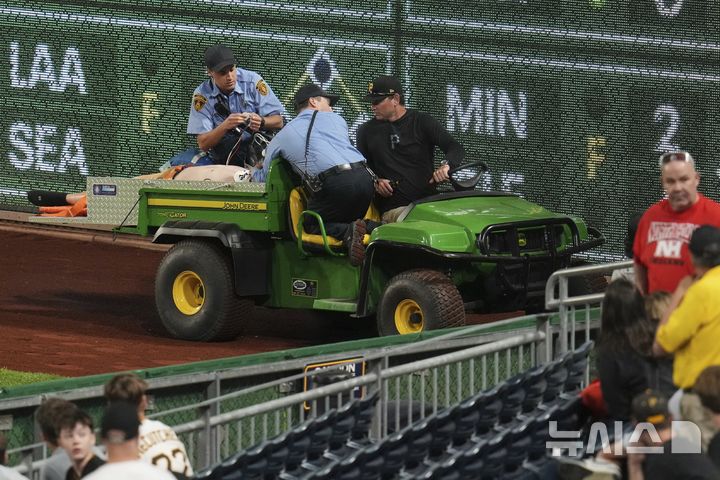 [피츠버그=AP/뉴시스] 1일(한국 시간) 미국 펜실베이니아주 피츠버그의 PNC파크에서 열린 피츠버그 파이리츠와 시카고 컵스전 도중 담장에서 떨어진 한 관중이 병원으로 이송되고 있다. 2025.05.01.