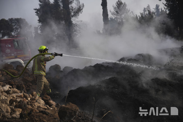 [예루살렘=AP/뉴시스] 1일(현지 시간) 예루살렘 외곽에서 소방관이 산불 진화 작업 중인 모습. 2025.05.02.