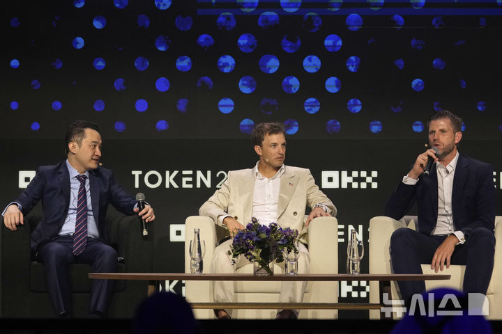 [두바이=AP/뉴시스] 트럼프 오가니제이션 부사장인 도널드 트럼프 미 대통령의 차남 에릭 트럼프(오른쪽)와 트럼프 일가의 암호 화폐 회사 월드 리버티 파이낸셜의 공동 설립자인 잭 위트코프(가운데), 암호 화폐 회사 트론 설립자 저스틴 선이 지난달 1일 두바이에서 열린 암호화폐 행사에서 대규모 거래 성사 사실을 발표하고 있다. 2025.06.03.&nbsp; 