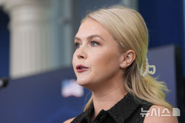 [워싱턴=AP/뉴시스]캐롤라인 레빗 백악관 대변인이 1일(현지 시간) 백악관 브리핑에서 발언하고 있다. 2025.05.02.