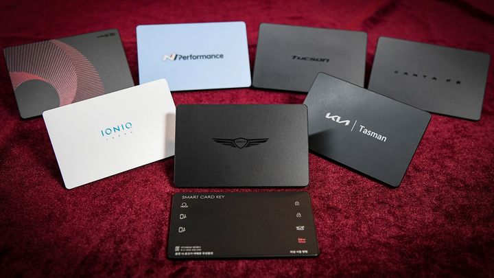 [서울=뉴시스]현대모비스는 온라인 현대샵에서 선풍적 인기를 끌고 있는 스마트 카드키를 4월 말부터 제네시스 전 차종으로 확대 런칭했다고 밝혔다. 현대모비스 스마트 카드키는 향후 현대차·기아 전 차종에 단계적으로 확대 적용될 예정이다. (사진=현대모비스 제공) photo@newsis.com *재판매 및 DB 금지