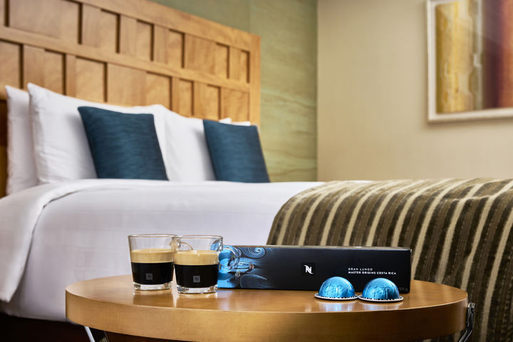 [부산=뉴시스] 부산 롯데호텔은 고객들에게 최고의 휴식을 제공하기 위해 모든 객실에 네스프레소 버츄오 플러스 커피 머신을 갖췄다고 1일 밝혔다. (사진=롯데호텔 제공) 2025.05.01. photo@newsis.com *재판매 및 DB 금지