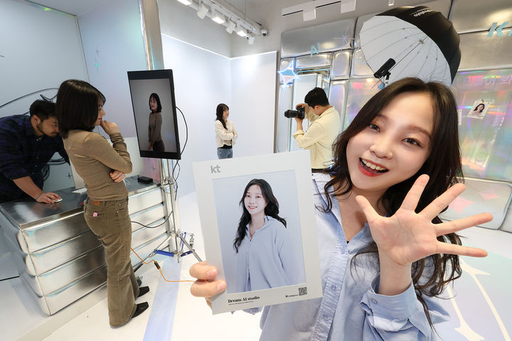 [서울=뉴시스]&nbsp; KT가 5월 한달 간 ‘홍대 애드샵 플러스’에 MZ세대를 타깃으로 한 체험형 공간 ‘KT AI 체험존’을 운영한다. (사진=KT제공) *재판매 및 DB 금지