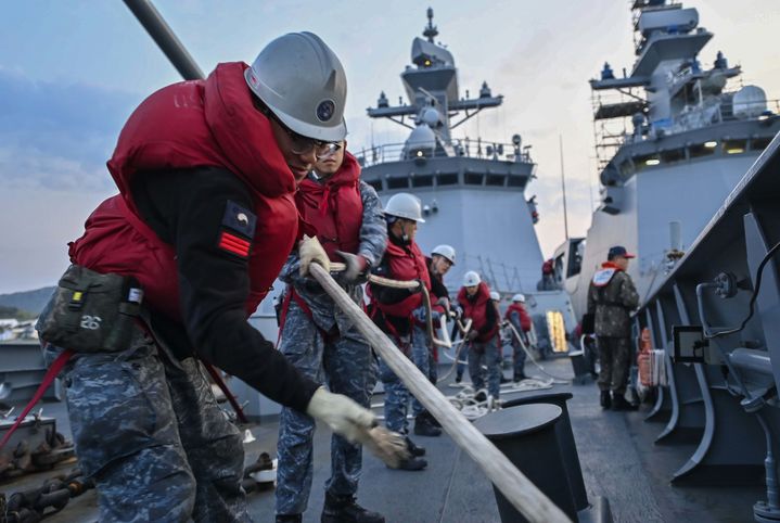 [서울=뉴시스]해군2함대 서울함(FFG-II, 3100톤) 승조원들이 4월 28일 함대종합전투훈련 참가차 출항을 위해 홋줄 작업을 하고 있다. 2025.05.01. *재판매 및 DB 금지