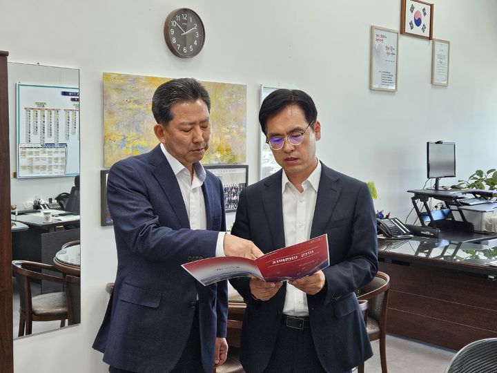 [구미=뉴시스] 행안부 김민재(오른쪽) 차관보에게 주요 사업 설명하는 김장호 구미시장. (사진=구미시 제공) 2025.05.01 photo@newsis.com *재판매 및 DB 금지