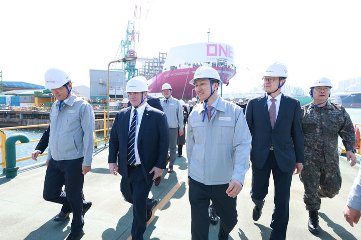 [서울=뉴시스]정기선 HD현대 수석부회장이 존 필린 미 해군성 장관과 함께 HD현대중공업 특수선 야드를 둘러보며 건조 중인 함정들을 소개하고 있다. (사진=HD현대 제공) photo@newsis.com *재판매 및 DB 금지