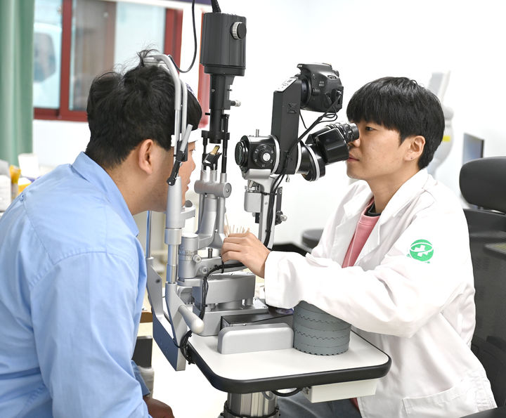 [청양=뉴시스] 청양군보건의료원에서 안과검진을 받고있는 모습 *재판매 및 DB 금지